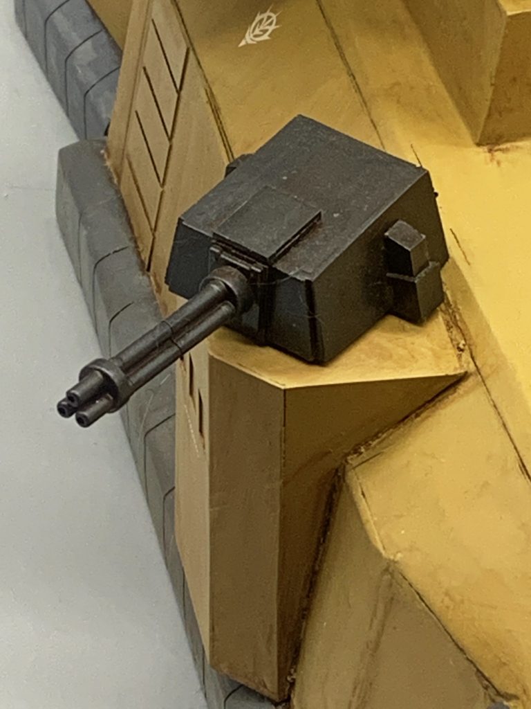 本体両サイドの機銃は、銃身をモックアーミーセットのビームガトリングガンから流用しました。