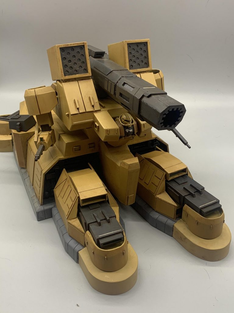 ゲームの進行次第で分岐する主砲の200ミリ主砲（A装備）、バストライナー砲（B装備）をコンパチで再現しています。