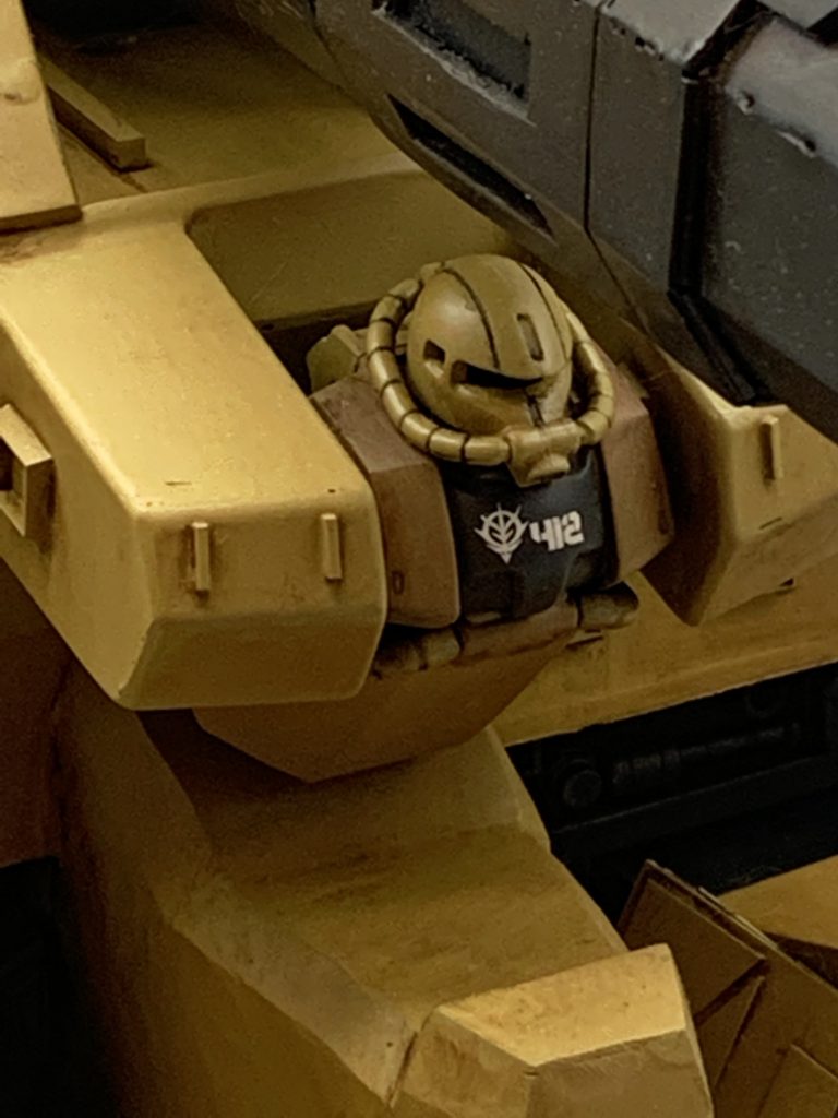 ザク部分は、モノアイレール部分を穴開けして内部をクリアパーツ等で作り直しました。