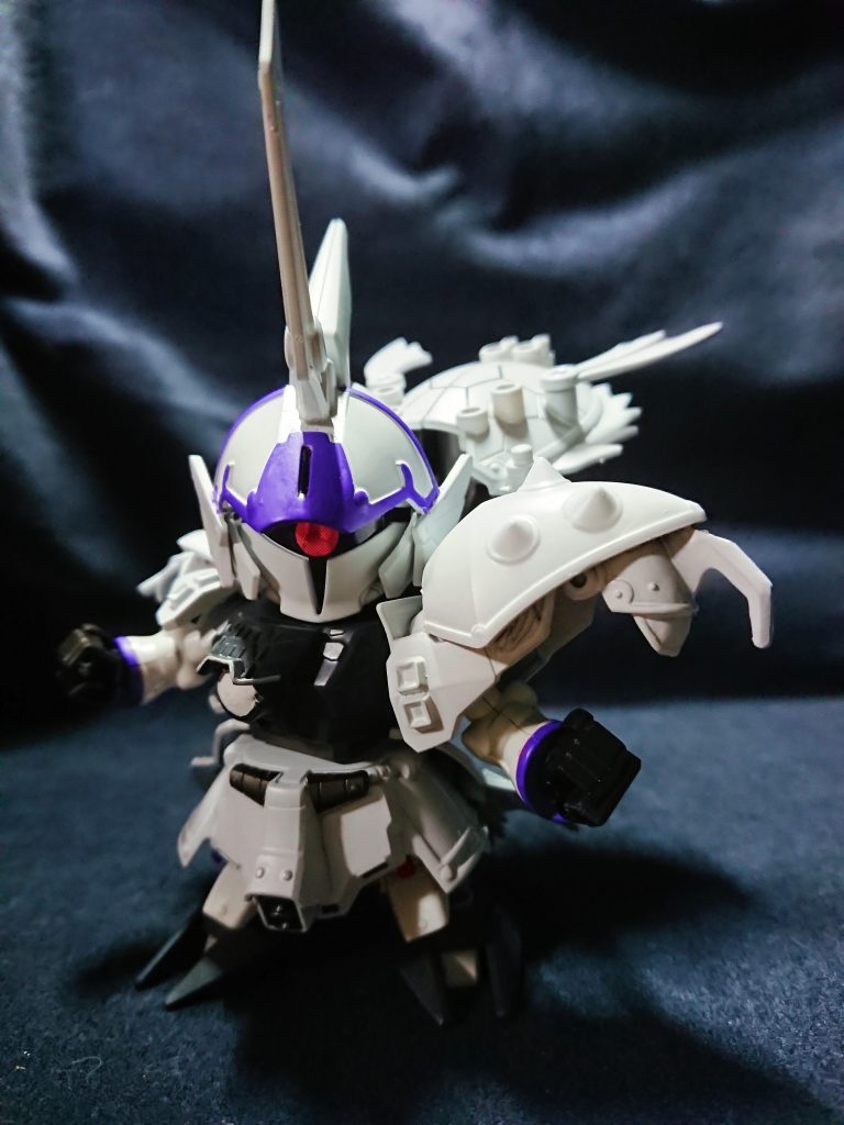 使用パーツの都合上、干渉する箇所が多いので、可動は控え目となっています。足は司馬懿の物を前後を逆にし、董卓の髭を使い爪にしました。前後が逆になったおかげで踵が延び、バックパックの重さで後ろに倒れることはありません。