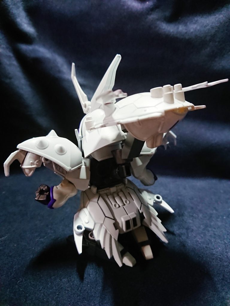 バックパックは天鎧装の玄武を使用し、金剛夜迦のパーツを接続軸にしました。内部接続もポリキャップのため、取り外しと可動が可能です。