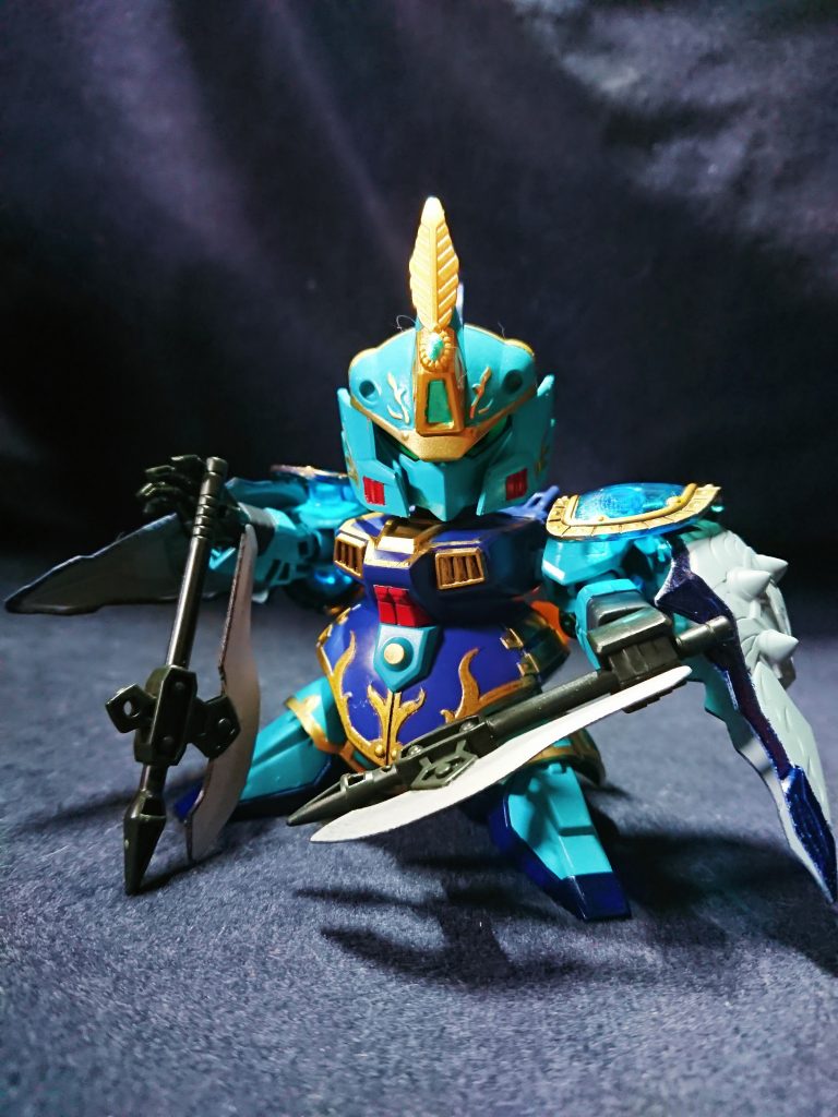 江東強襲水軍を率いる知将。孫策が平定する以前に江東軍の傭兵として戦っていたが、恩人の鄧当を死なせてしまう。その失敗から学問を学び、学者顔負けの教養と兵法を身につけ新たな姿となった。