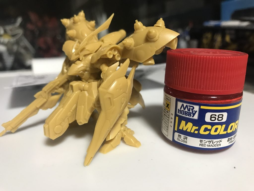 仮組状態　塗料瓶と大きさ比較ちっさっ！