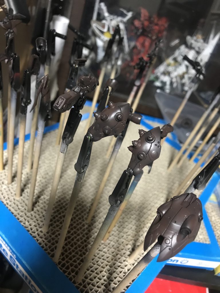 黒サフの上から赤の発色をよくする為にレッドブラウンを塗装。