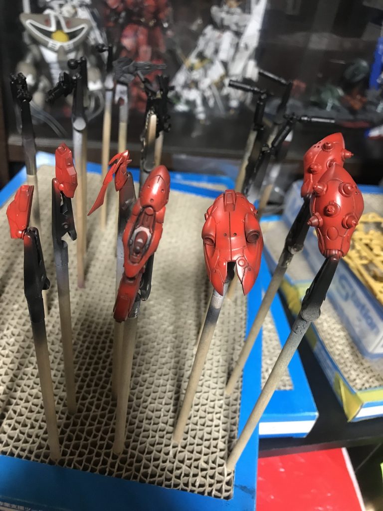 メインカラーはガイアのフレイムレッドを塗装しました。