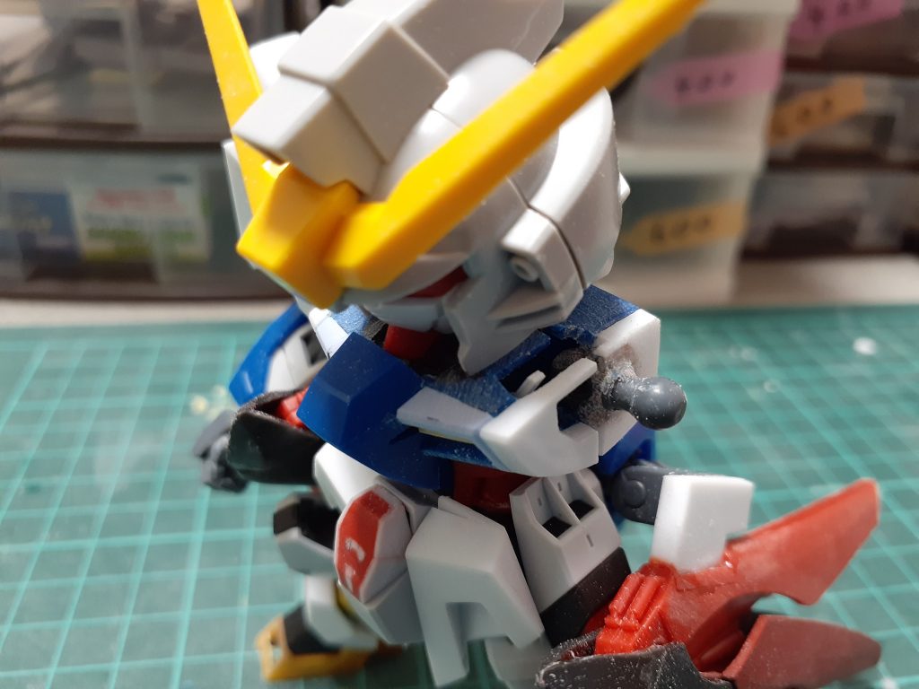 胴体の肩側を2ミリ幅増ししてフラッシュエッジ接続基部をでっち上げましたスペース確保の都合で肩の接続軸は固定にしました