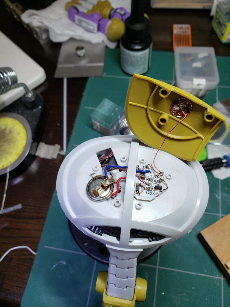 モノアイはLED化し、100均のタッチセンサーライトを分解して組み込みました。無段階で調光もできます。