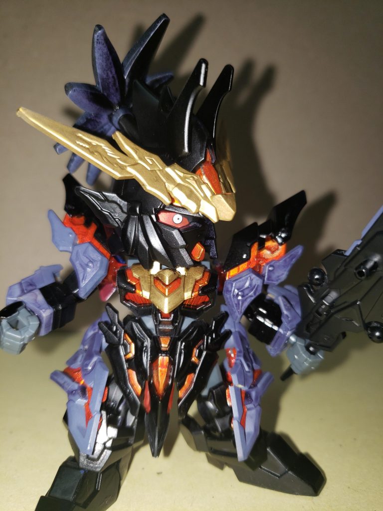 二体目のバンシィカラー。ガンマカのブラックをメインに塗装し、金パーツをメカグレーにて。カメラのカラーが赤ということで、SDCSのバルバトスルプスレクスの阿頼耶識verのシールを転用してみました！クリアパーツをメタルオレンジで塗装。