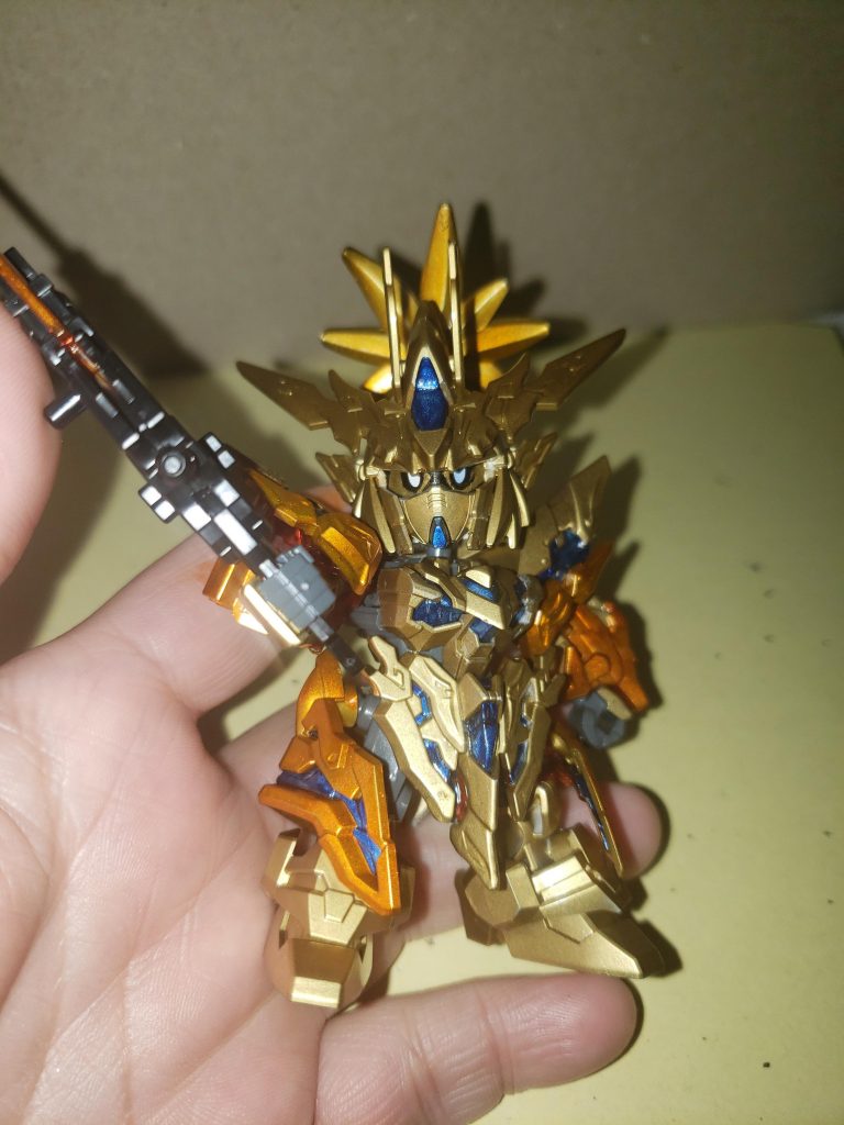 最後にフェネクス風。金一色だとつまらないので、金パーツをメタルオレンジで塗装してみました。眼のシールは劉備ユニコーンのシールを金で塗り貼ってあります。クリアパーツは下地を銀、青はコスモメタブルーを。