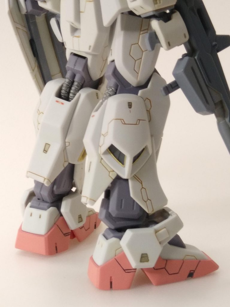 トリコロールはホビージャパンのセイラマスオカラーで塗装。ホワイトとフレーム部分は成型色です。彩度を落としたオレンジでスミイレしてます。