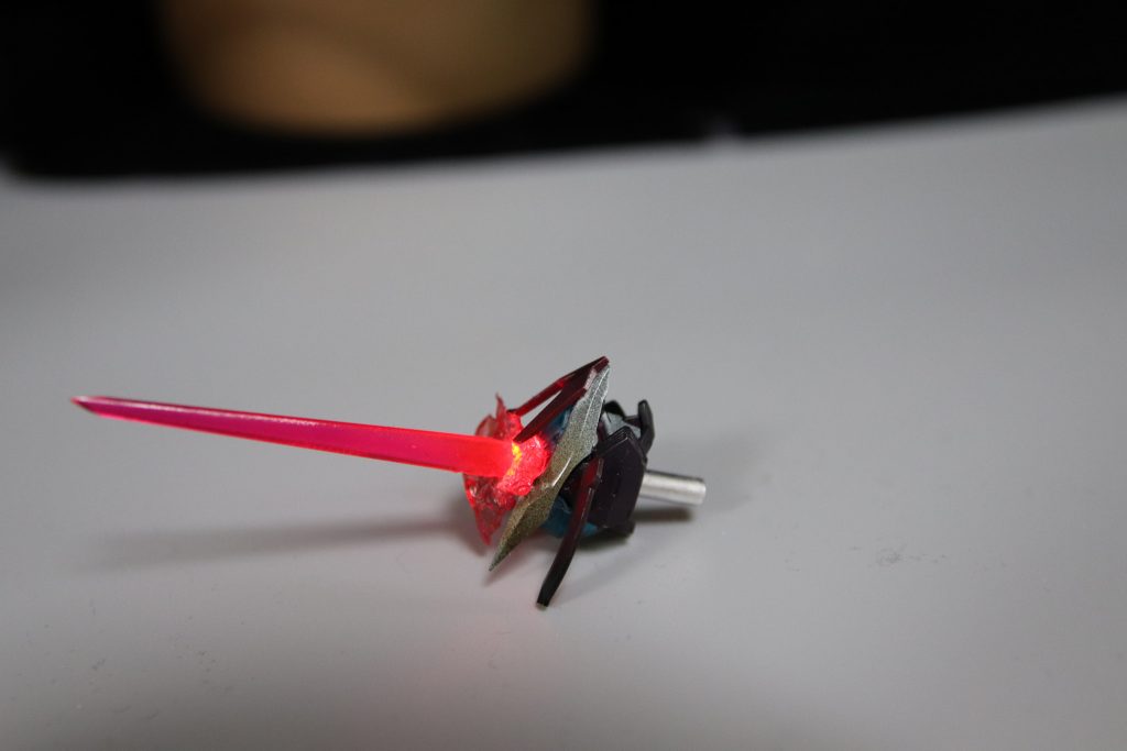 初めてです、ガンダムの頭部をピンバイスで貫いたのは