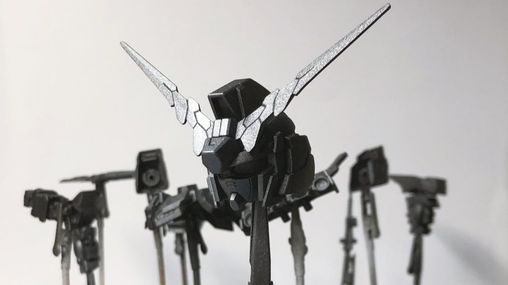 続いてシルバーで金属感を。この上にトップコートを行い……なんやかんやがあって、完成です……!