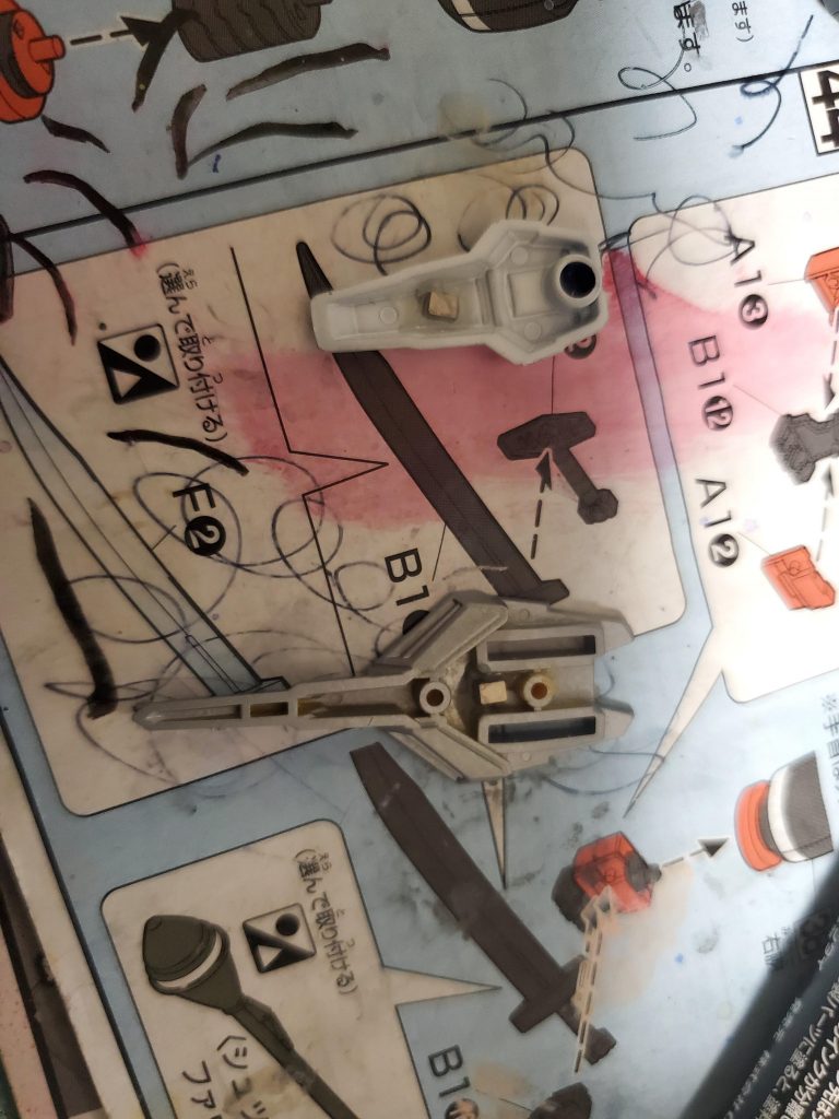 磁石は瞬間接着剤で付けています。