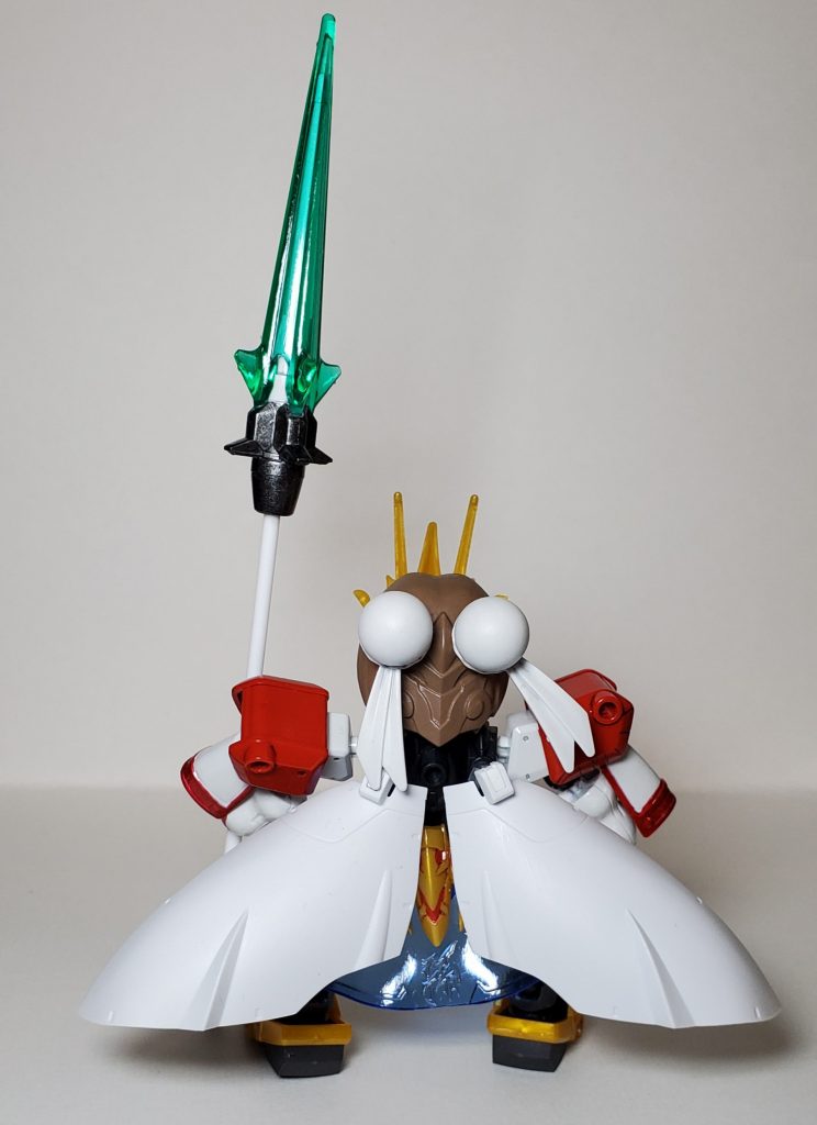 後ろから。マントはモビルドールサラのサイドスカートのカバー部分です。接続部分はビルダーズパーツの球体ジョイントの小です。女の子らしく頭にお団子付けました。