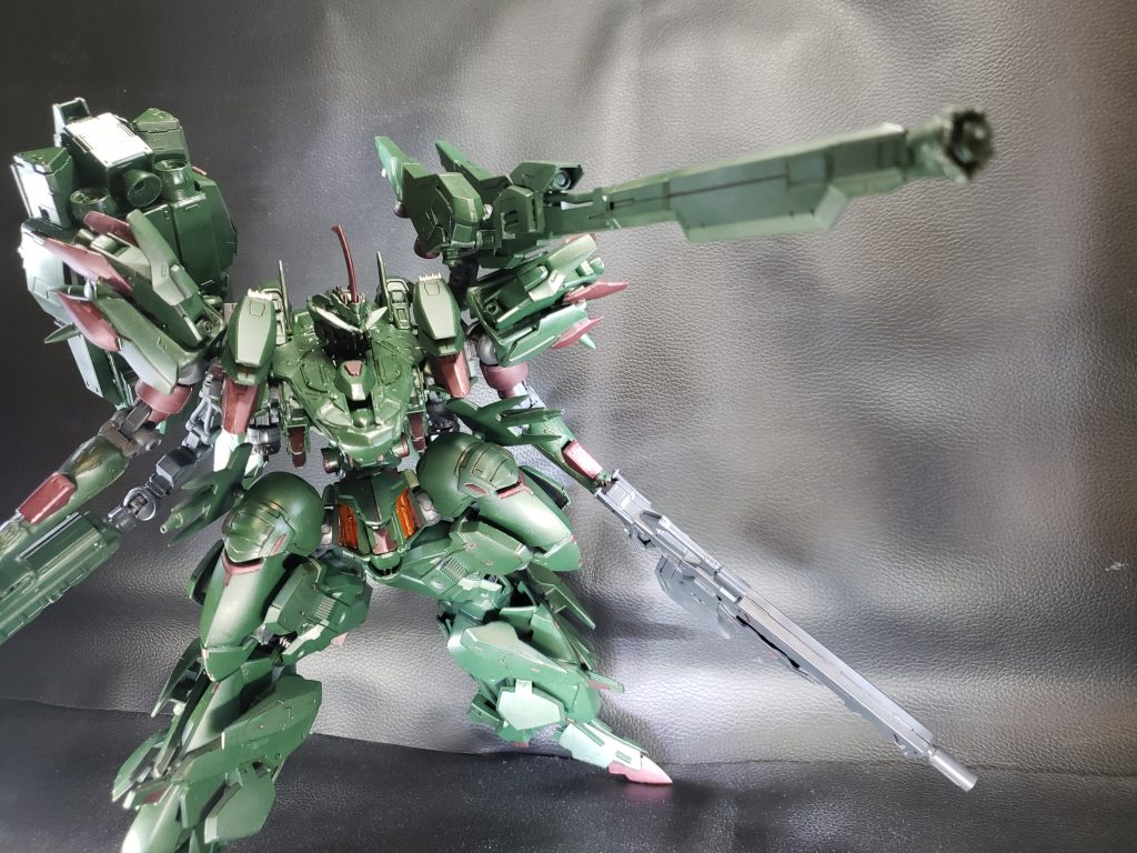 強化型チェインガン展開前は片翼のようになり補助ブースターの役割りも持つ。