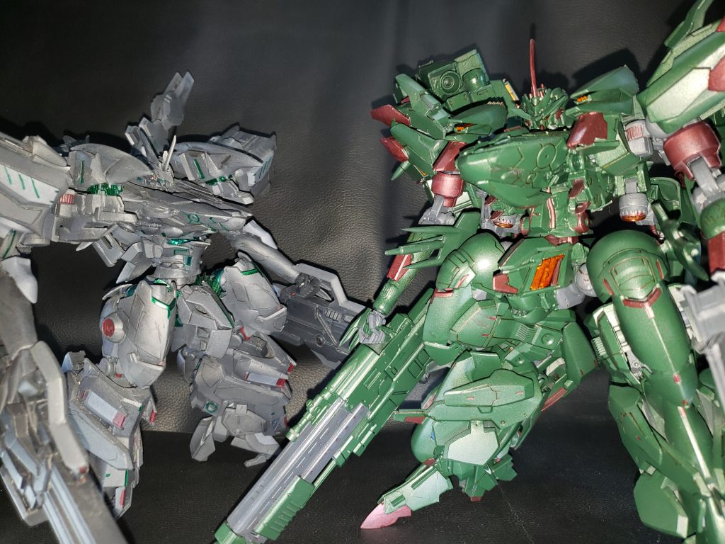 ブラックグリント:ストレイドと並べて。