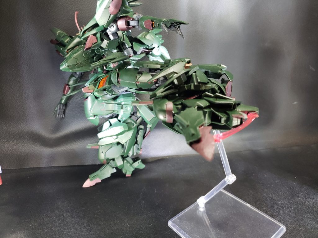 オマケ武装。インフィニットジャスティスのビームブレイドが余ってたんで付けてみました。正直今回の作品は全体的にめっさ重い、ちゃんと立たせるのも大変で撮影は苦労しました(-_-;)最後にみんなも逆関節作ろうぜ!