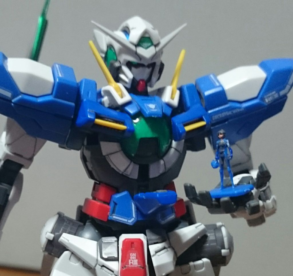 ・コクピット開閉&1/144刹那・F・セイエイコクピットは開閉可能。上部の白いパーツの中央部分を切除 してコクピット内部を見えやすく。……というかただでさえ1/144刹那とサイズ合ってないのにこうでもしないと乗り降りも出来なさそうで…1/144刹那はかんたんにそれっぽく塗装 では以下アクションっス~