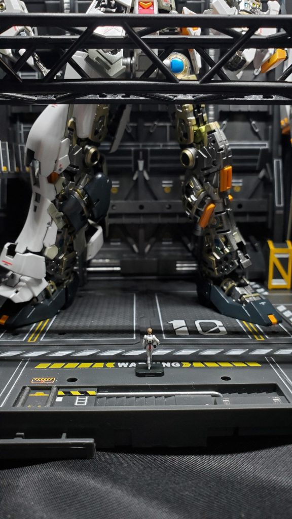 νガンダムを見上げるアムロ