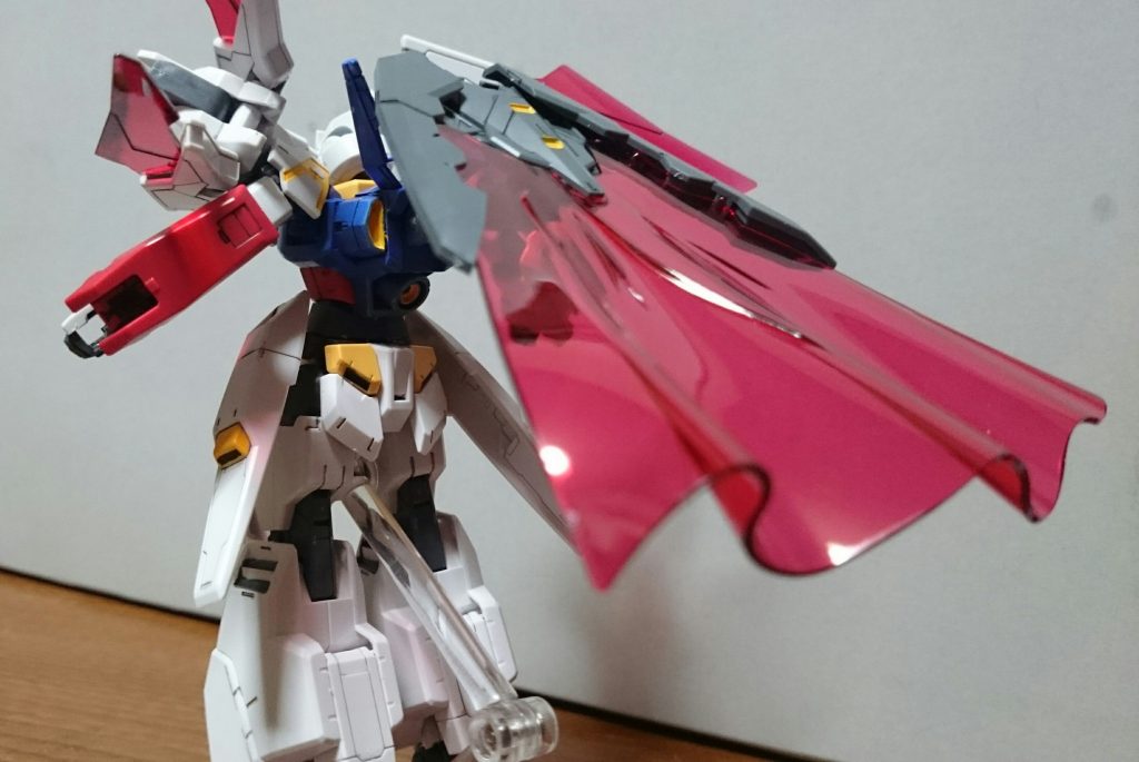 ・ビームマントファンネルとトライスラッシュブレイドのクリアパーツはグリーンからレッドに変更。きれいな赤っス