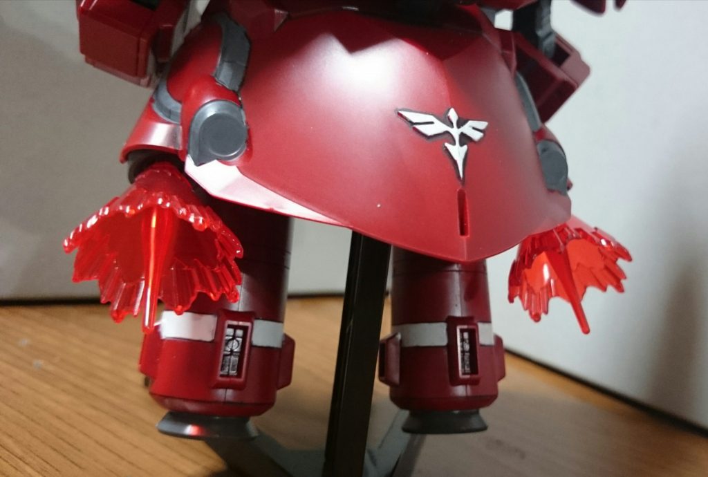 ・バーニアエフェクト笠状に広がったパーツと、中央から延びている棒状のパーツで構成(画像はハルユニットのバーニア部分にピンバイスで3mmの穴を開口)