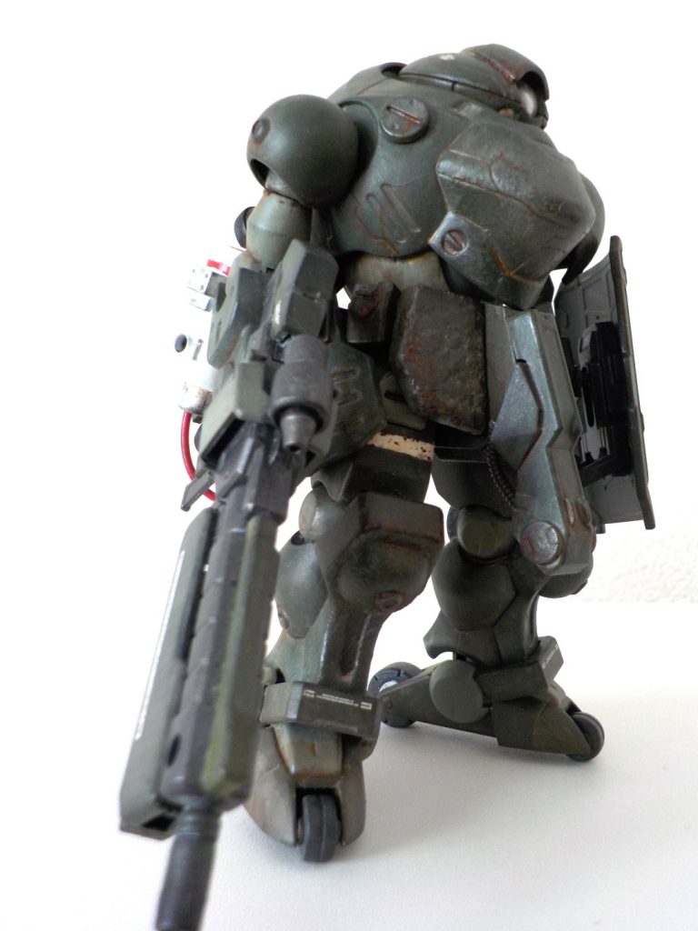 ライフルはグリモアレッドベレーのモノにジャンクパーツを付けてます。お腹はグリモアの球体を半分に切ってマンロディの胴体に接着。