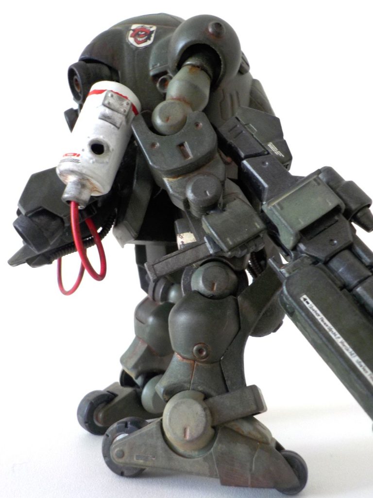 白いタンクはモビルハロから拝借後ろのスカート周りのブースターはジャンクパーツの寄せ集め