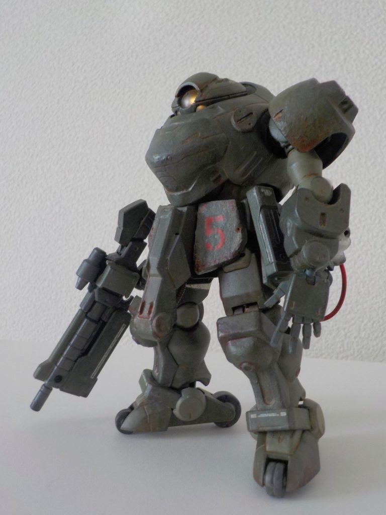 盾無し。錆び塗装にはウェザリングカラーのステインブラウン、アクリルのハルレッド、ガンダムマーカーのオレンジ、ウェザリングマスターのスス等使ってます。