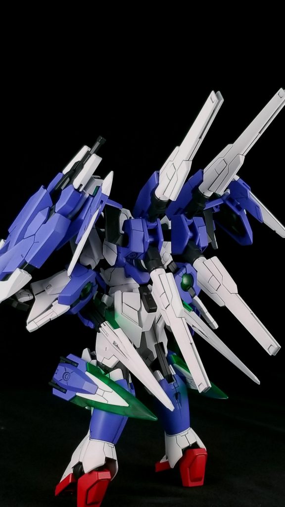 背部はファングラックに00ガンダムのバックパックを接着しており、『リヴァースガンダム』をパクリスペクトしました。普通のツインドライブだと面白くないなと思いましたのでこちらも参考を元にアレンジを加えて量子タンク式に。  