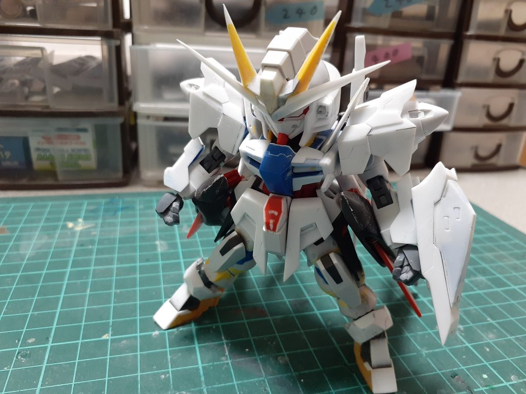 サフ前の姿胸回りやシールドスリッパもプラ板で形状変更