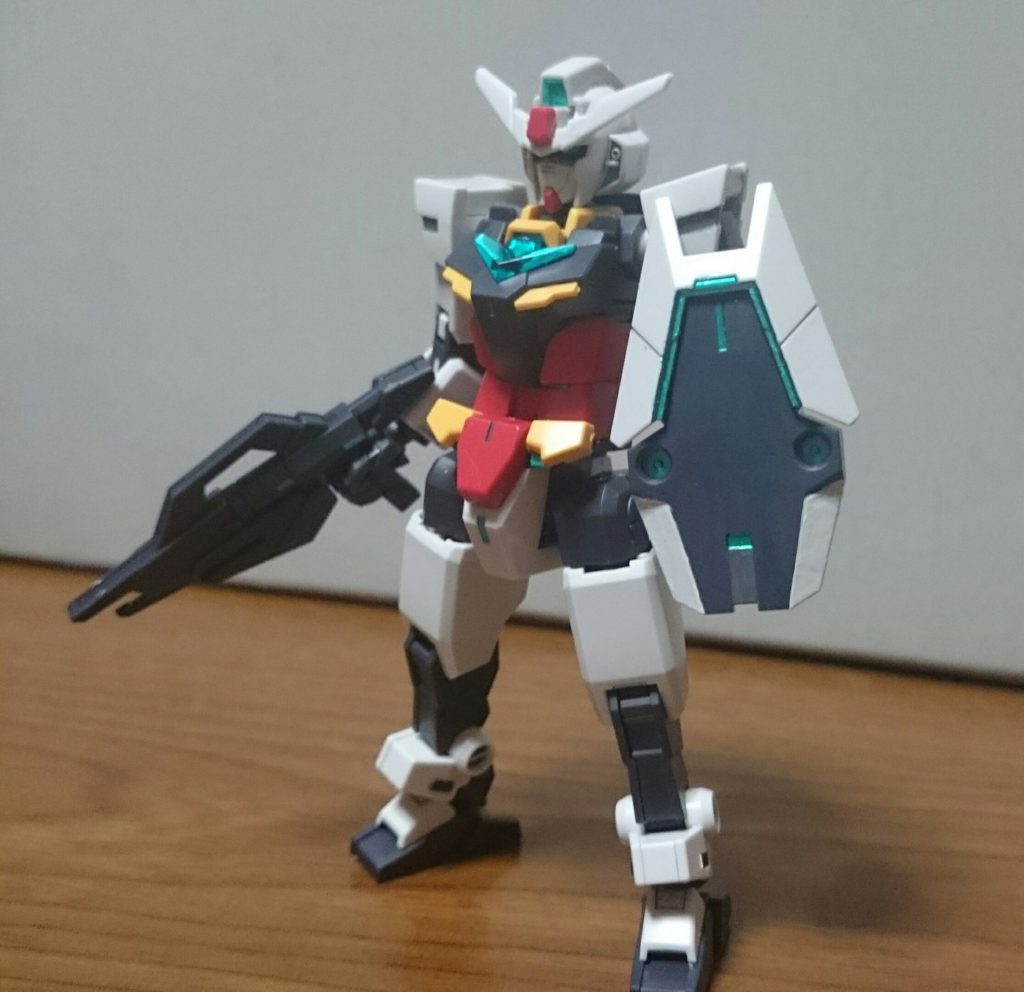 ・コアガンダム少し前くらいから自分の中でセンサー等に使うメタグリーンにメタブルーを6(緑):4(青)で調色するというトレンドがあるんスけど、今回のアースリィはそれをふんだんに使用してるっス。コアガンダム・アースアーマー共にあちこちにセンサーのようにメタグリーンを塗装。箇所は……・頭部(ツインアイ、頭部前後センサー)・胴体(腹部、胸部クリアパーツ(こちらはメタブルーとシルバーを8:2くらいで調色したものでクリアパーツ裏を塗装))・腰(フロントアーマー、股間)・脚部(大腿部、マルイチモールド内部、爪先)・バックパック(バーニア内部)・アースアーマー(サポートマシン機首周辺、膝)・コアスプレーガン、ビームライフルバレル、コアシールド、シールド追加パーツ