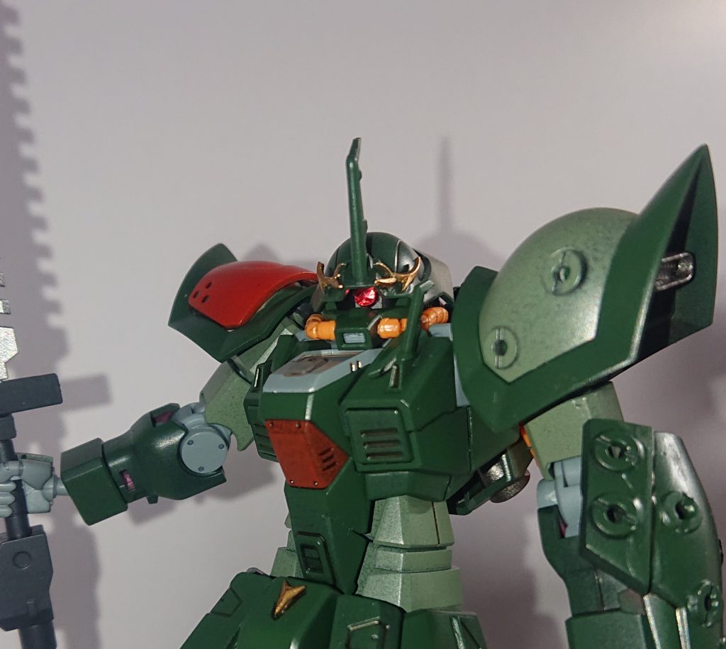 頭部アップ角はビルダーズパーツ、モノアイには100均のキラキラテープを。右肩は別の機体に使ったので、メッサーの余剰パーツを被せてます。「むせるヤツ」も意識して(*´∀`)