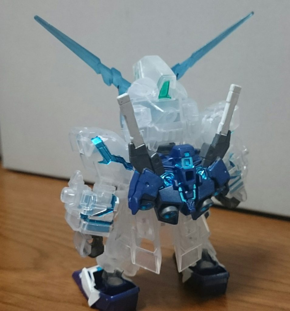 ・背面アンテナはシールではなく塗装なのでメタブルーが透け透け。