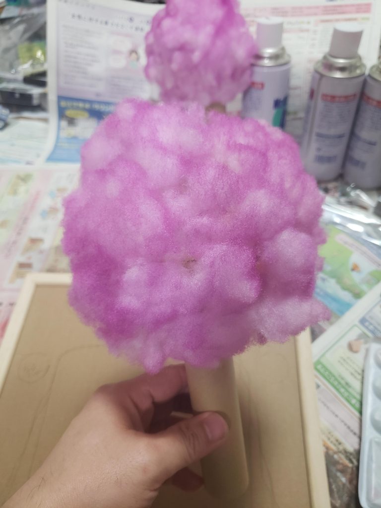 次に、桃の木の表現。新聞紙をくしゃくしゃに丸め、マステである程度固定し木工ボンドで綿の貼りつけを行いピンクのガンマカで色付けを。桜に見えなくはないやつ…。 