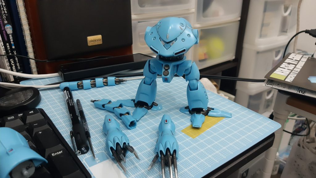 一昔前のキットになります。スタイルが良く、やることそんなに無いかなと思ってましたが、合わせ目消しがエグかったです。昔は腕がABSで作りづらかったらいしですが、今は違うので塗装も楽でした。