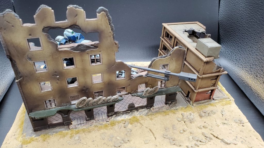 建物はジオコレの破壊されたビルB・C地面はタミヤのテクスチャーペイント(ライトサンド)に小石を混ぜてウェザリングカラーで色をつけています。草はモーリンのグラスセレクション(干し草)