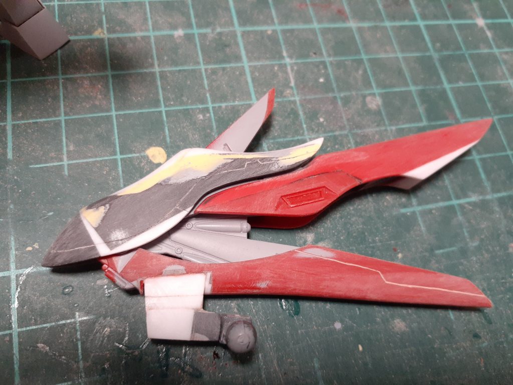 一番こだわった羽の造形上の長い羽の厚みが気になったので旧HGの物に置き換えて形状を新HGの物に寄せましたそれに伴い中の小羽ねと下の羽も短縮することでこの頭身に丁度いいサイズ感にすることに成功