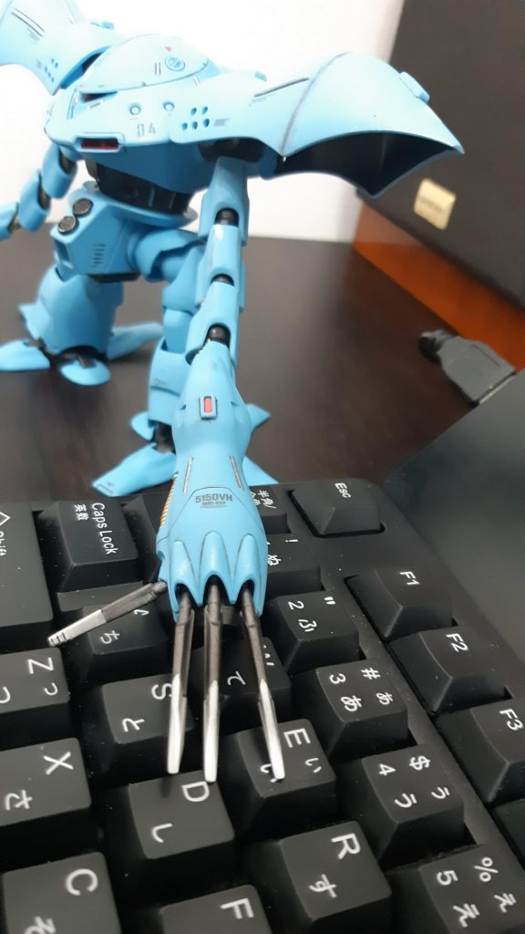 部分塗装、出渕穴を開口、エグい合わせ目を消す、スジ彫りし直し、股間の丸パーツを作り直し、背面バーニアをちょこっと改修、ゲート処理失敗箇所をデカールとかで隠す(姑息)