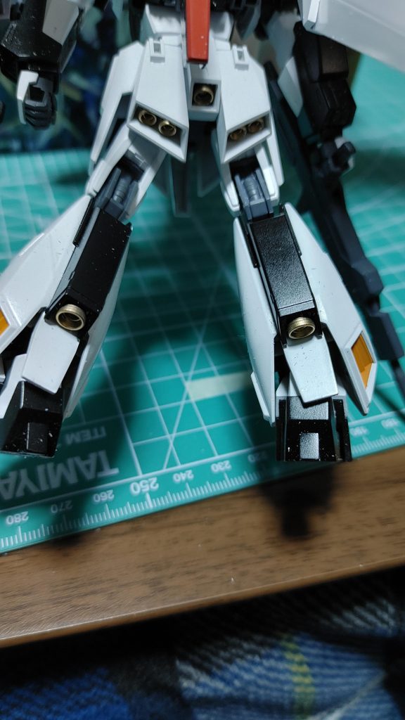 Zガンダムにデルタカイのフィンファンネルを装備させてみました。カラーリングはニューガンダムをイメージしています。バーニアは金色に塗装しました。