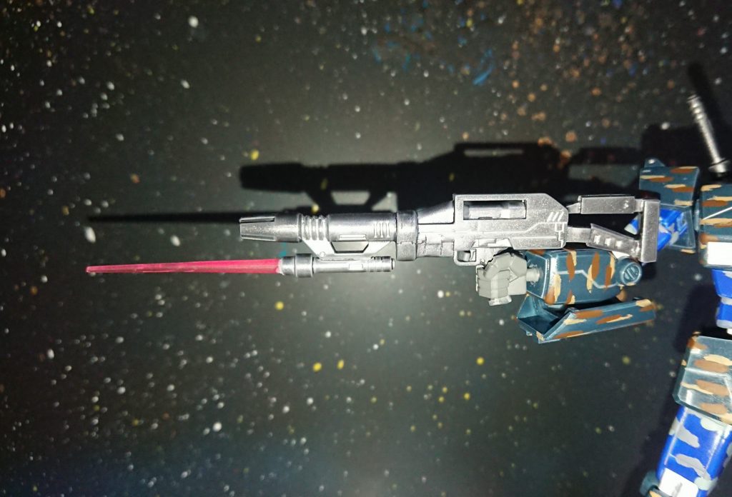 ビーム銃剣は付属のスプレーガンとガンダムのビームライフル、ビームサーベルを切り貼りして、銃床はジャンクとプラ棒です。