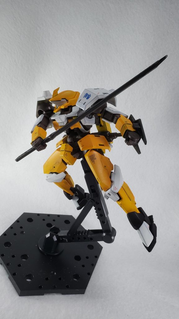 アニメ「刀使ノ巫女」から着想を得て作ったマイキャラのため、武装も太刀を使用する設定です。柄部分を一部切断・ヤスリがけしサイズを合わせたバルバトスの太刀を持たせています。