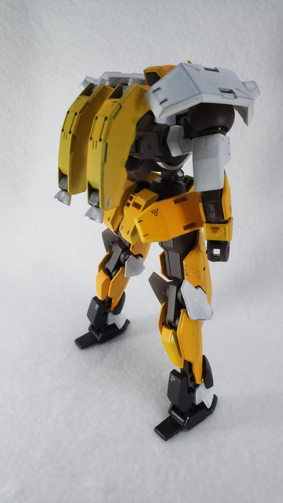 オレンジ部分の塗装にはクレオスの黄橙色を使いましたが、下地にグレーサフを使ったバックパックは見事に下のグリーンが透けています。白部分も同様にグレーサフの上にグランプリホワイトを使った結果、エッジなどで灰色が目立つように。