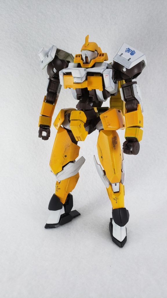 モビルレギンレイズ（ジュリエッタ機）の指揮官機ヘッドを主に暖色系で塗替え。本体加工は安全フラッグの切断と大腿部へのスジボリの追加、肩へのIチップ接着を行いました。