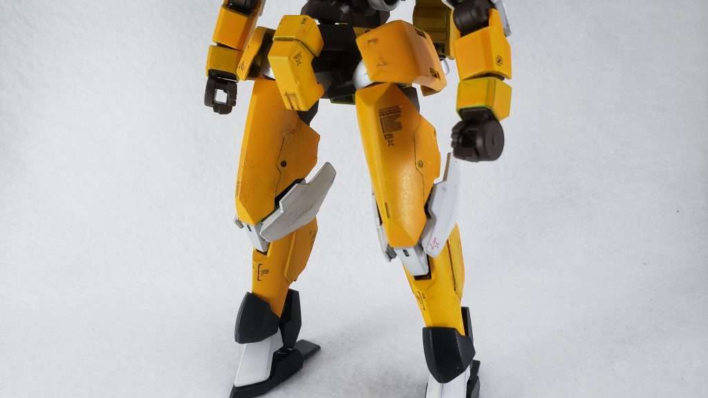 本体は黄橙色の下地にMr.ベースホワイトを使いましたが、加減が上手くできておらずこちらも微妙に透けたり逆に垂れたりしてしまっています。とはいえ、発色がグレーサフとぜんぜん違うのはこれでよく分かりました。