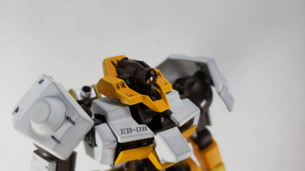 アイセンサーはガンダムマーカーのメタリックオレンジやブラックで塗装。その後マスキングして他のフレーム同様マホガニーでスプレー塗装。細かい部分の塗装の練習になりました。色々今後へ活かせそうです。