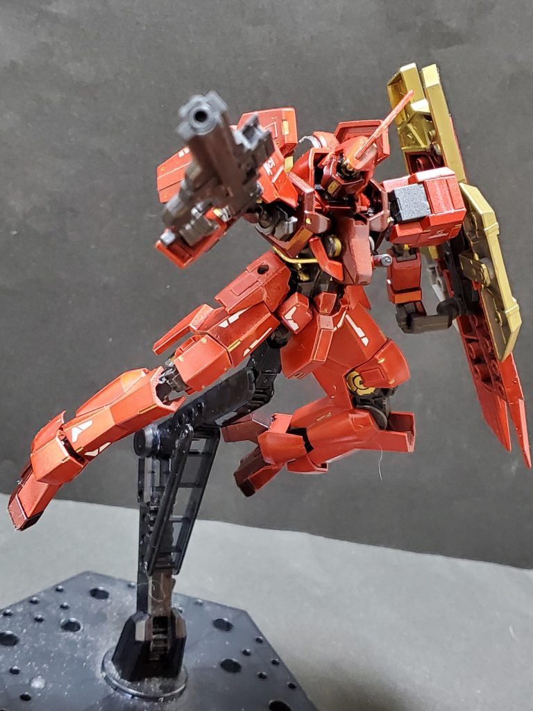 アンテナは指揮官機のアンテナをちょっと削り、削りトサカは1.2mmプラ板で作りました。装甲に0.3mmプラ板を切り貼りし、ラインデカールで簡単ですがディテールアップ。