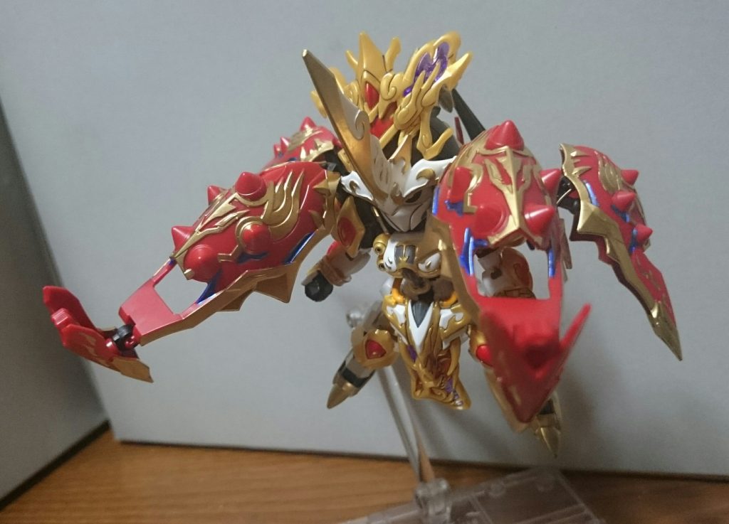 バインダーは大きい方の先端が可動するっス。先端を折り畳んで、妖扇華を保持させることも可能。……このバインダー4枚が赤一色という恐怖…塗装すごく疲れた…ちなみに後方の小さな2枚は大きい方のダウンサイジング版で、1パーツ成形なので可動はナシ。……より小さくなってもモールドや塗装パターンはそのままなのでものっそいキツかったっス…