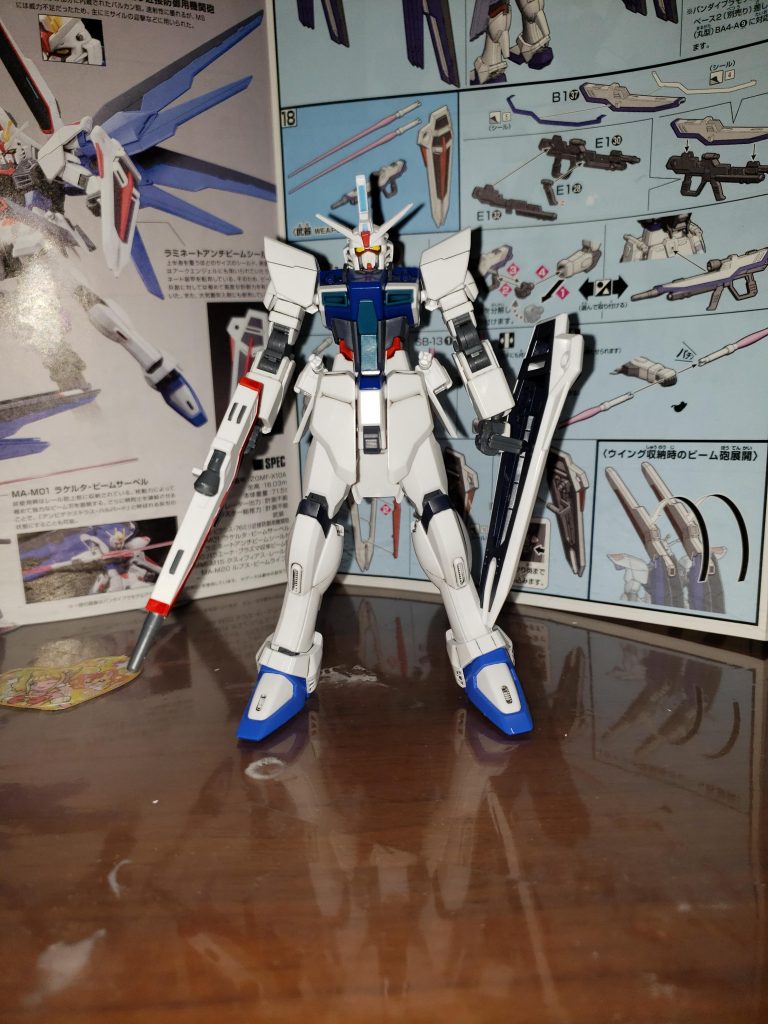 ベースにウィンダム、ストライクの腕、あとは見た目だけ似せたフリーダムのパーツを装着したという設定でガチャガチャしました。