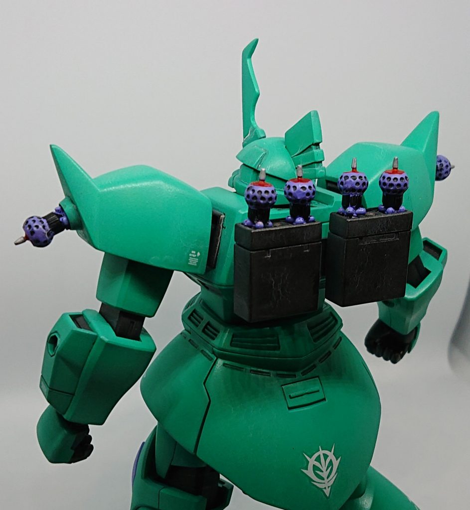 今回の目玉。サイコミュ運用試験機体、背中にもビット発射ユニットを。ザクのミサイルポッドをベースに。