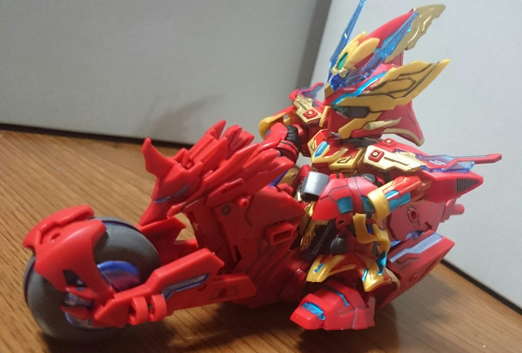 張遼を乗せてみた。まだ呂布は作ってないし、「三国伝」で跨がっていたので。接続は通常のトリニティバイク同様に背中の2軸とお尻の2箇所。やはり少し甘めっス…